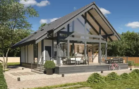 Современный загородный дом с панорамным остеклением и двускатной крышей на фоне зелёного сада