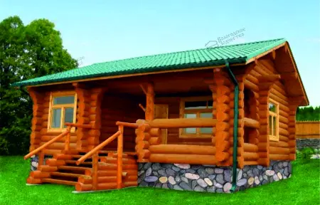 Деревянный рубленый дом с зелёной крышей и каменным фундаментом на зелёном газоне
